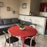 La Piscine Ξενοδοχείο 2*