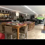 La Piscine Ξενοδοχείο 2*