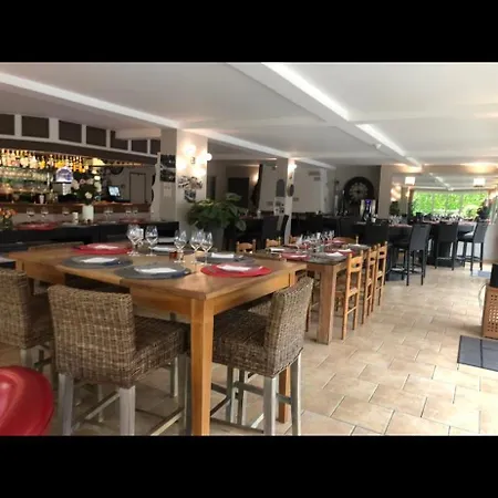 La Piscine Szálloda 2*